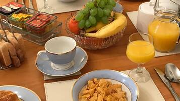 Comfort Double Room, Private Bathroom, Garden View | Food and drink