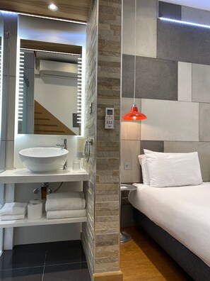 Standard Twin Room | Minibar, iron/ironing board, free WiFi, bed sheets - RIOSHOUSE Henley (Henley-on-Thames)