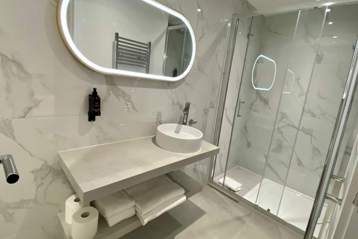 Dusche, kostenlose Toilettenartikel, Haartrockner, Handtücher