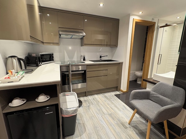 Estúdio conforto, 2 camas de solteiro | Frigobar, ferros/tábuas de passar roupa, Wi-Fi de cortesia