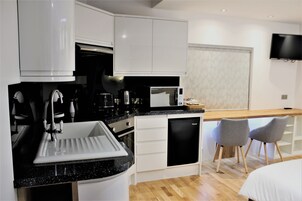 Comfort Studio, 2 Single Beds | Private kitchen | Electric kettle