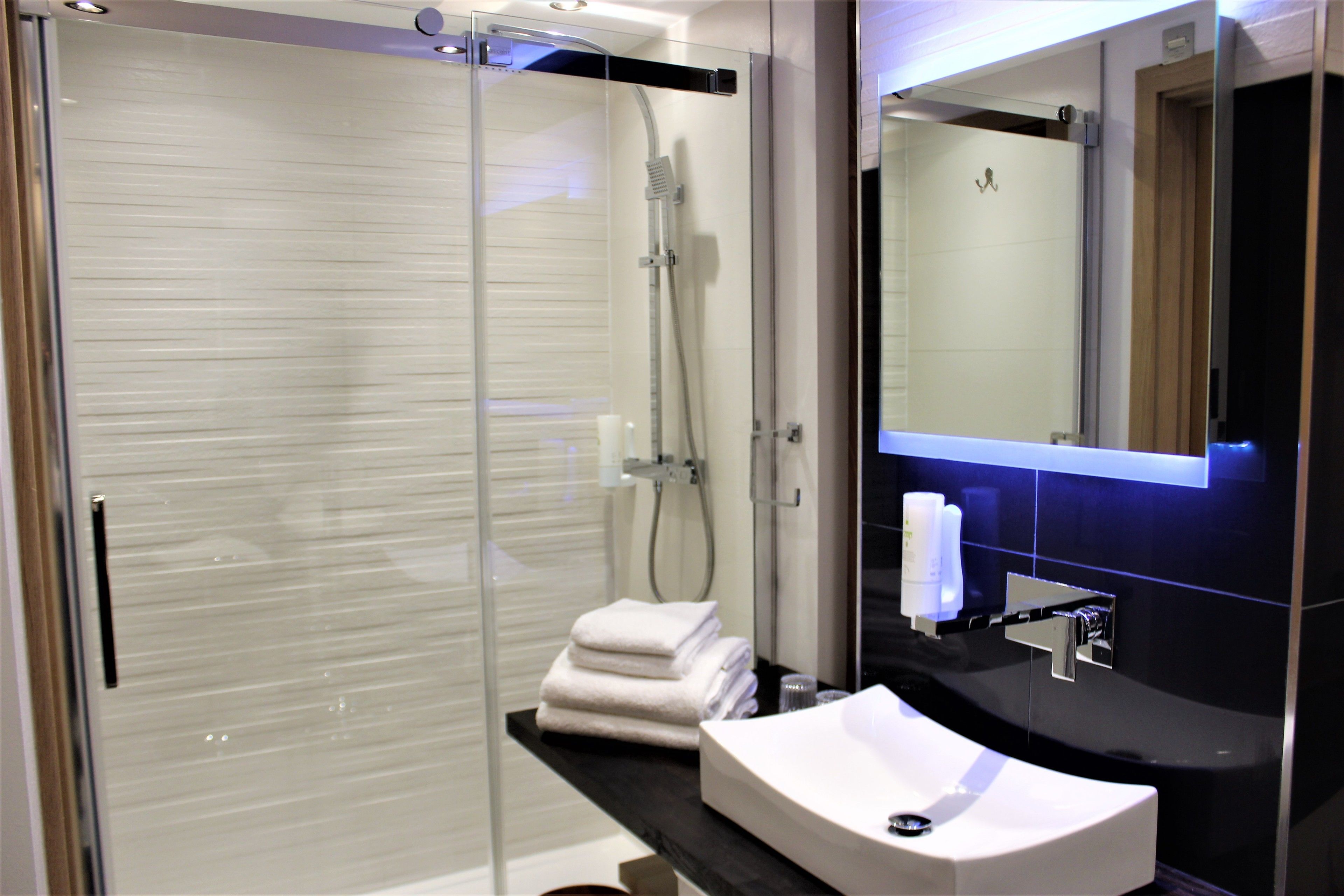 comfort studio, 2 single beds | bathroom | shower, free toiletries, hair dryer, towels