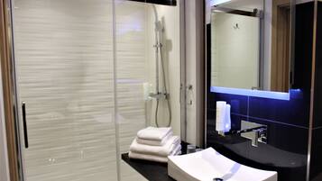 Comfort studio, 2 eenpersoonsbedden | Badkamer | Een douche, gratis toiletartikelen, een haardroger, handdoeken