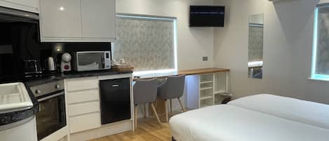 Comfort Studio, 2 Twin Beds | Minibar, iron/ironing board, free WiFi, bed sheets