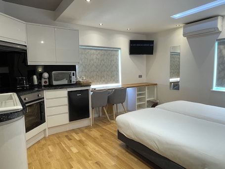 Minibar, tabla de planchar con plancha, wifi gratis y ropa de cama