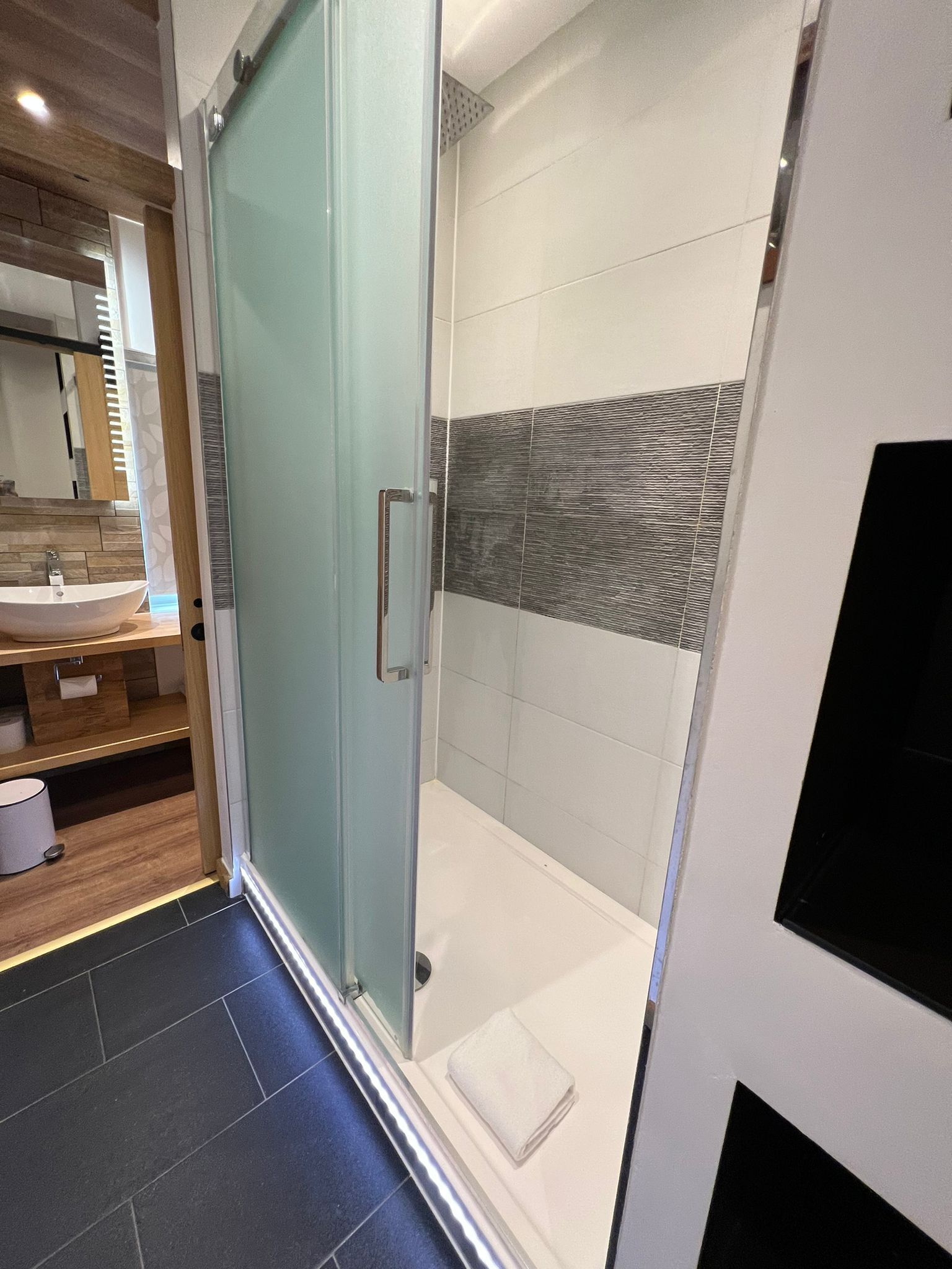 comfort studio, 2 single beds | bathroom | shower, free toiletries, hair dryer, towels