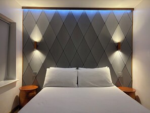 Basic Double Room, 1 Double Bed | Minibar, iron/ironing board, free WiFi, bed sheets - RIOSHOUSE Henley (Henley-on-Thames)