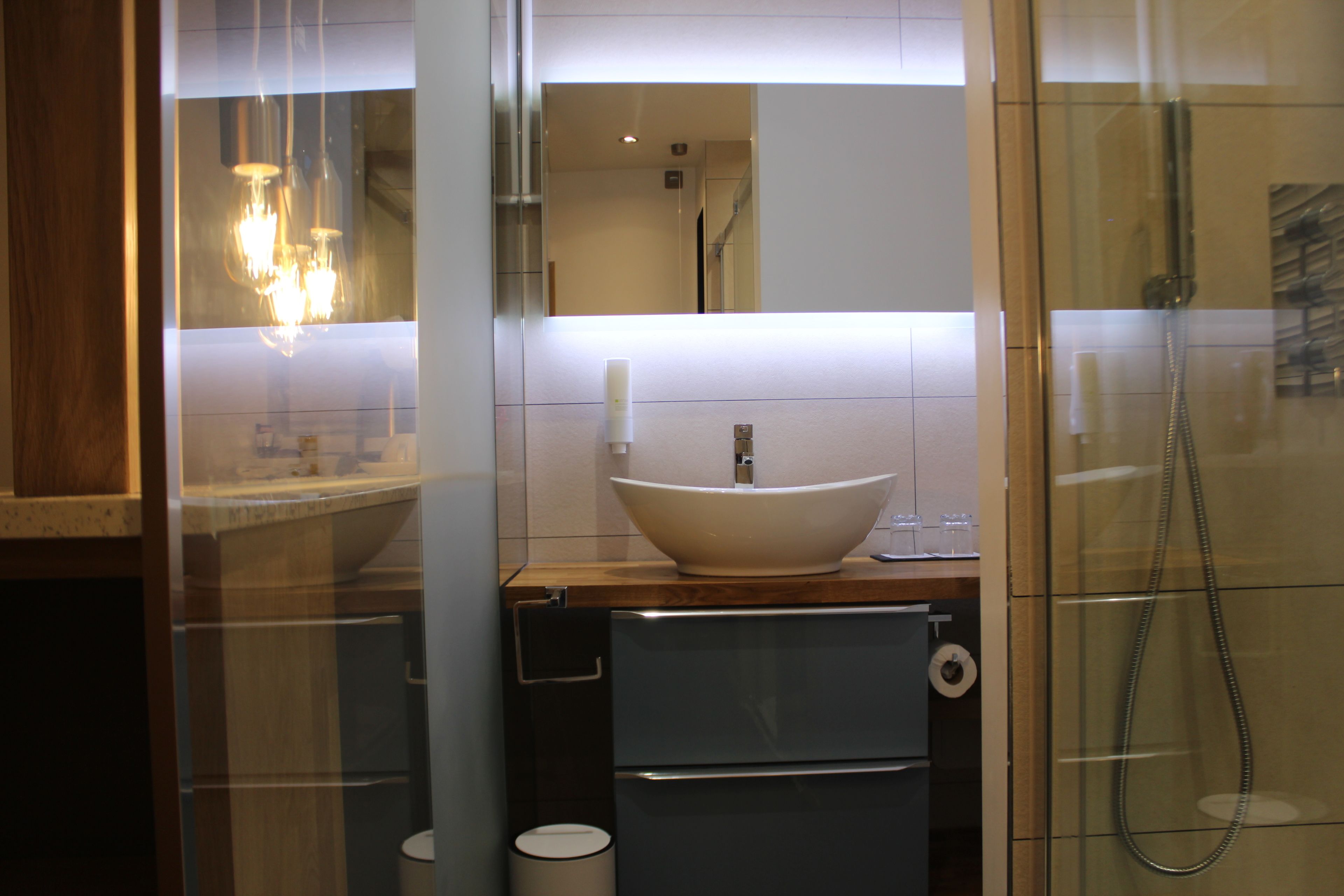 standard twin room | bathroom | shower, free toiletries, hair dryer, towels