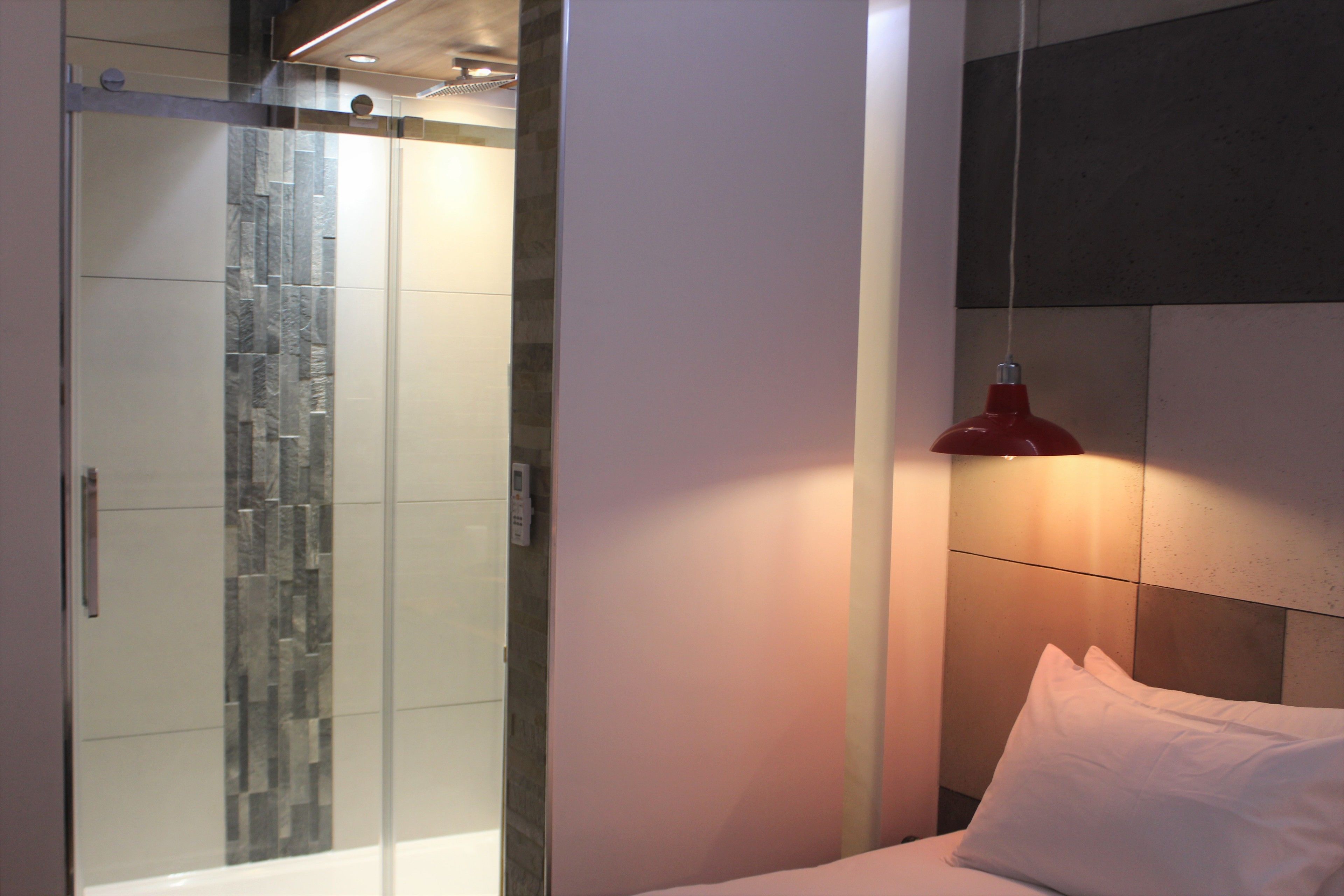 standard twin room | bathroom | shower, free toiletries, hair dryer, towels