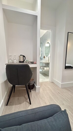 Quarto luxo | Frigobar, ferros/tábuas de passar roupa, Wi-Fi de cortesia