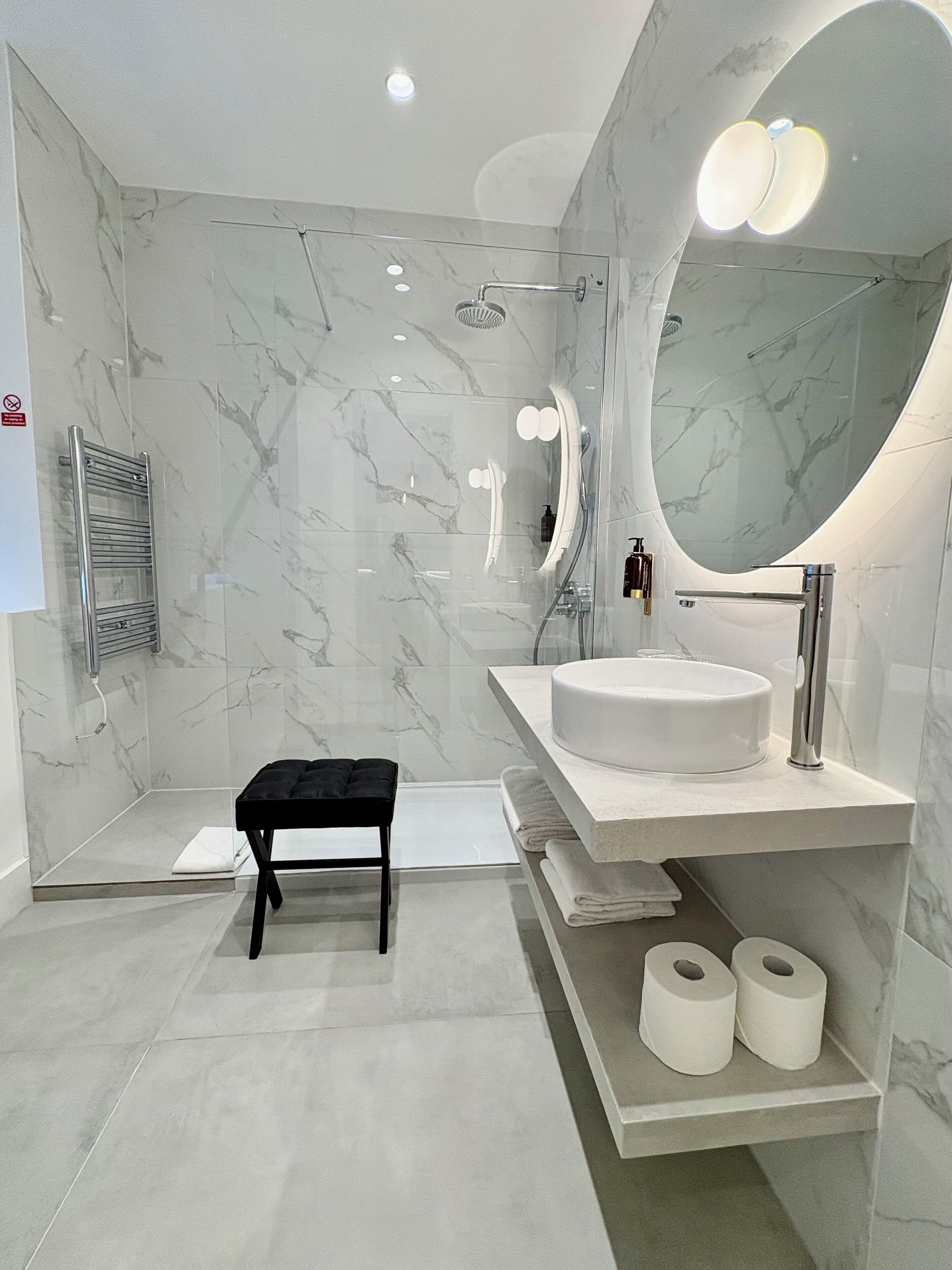 Deluxe Room | Bathroom | Shower, free toiletries, hair dryer, towels