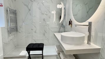 Deluxe Room | Bathroom | Shower, free toiletries, hair dryer, towels