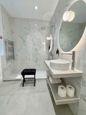 Deluxe Room | Bathroom | Shower, free toiletries, hair dryer, towels - RIOSHOUSE Henley (Henley-on-Thames)