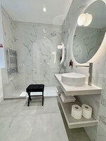 Deluxe Room | Bathroom | Shower, free toiletries, hair dryer, towels