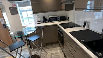 Studio Confort, 2 lits une place | Cuisine privée | Bouilloire électrique