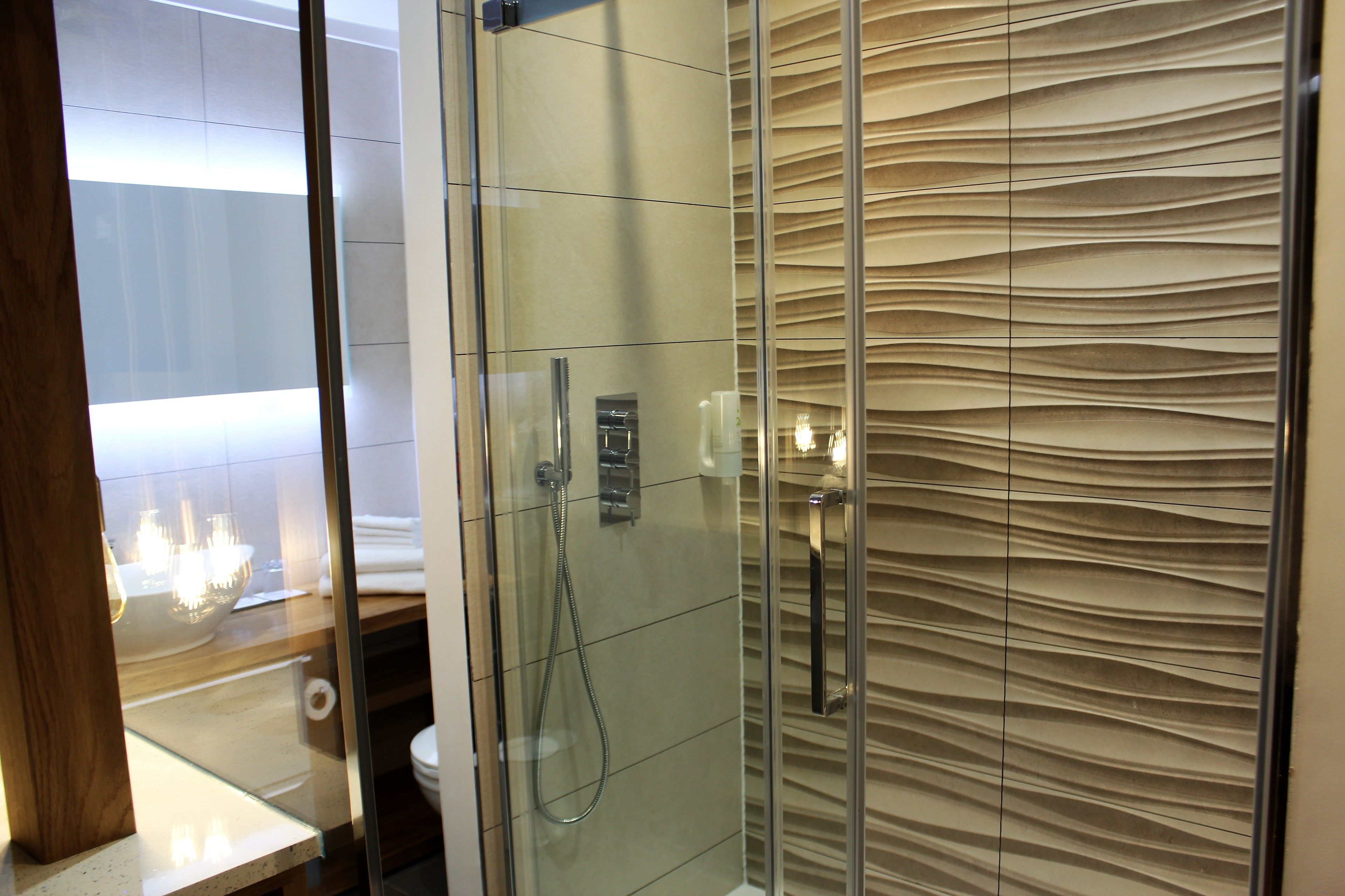 standard twin room | bathroom | shower, free toiletries, hair dryer, towels