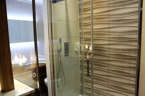 Standard Twin Room | Bathroom | Shower, free toiletries, hair dryer, towels - RIOSHOUSE Henley (Henley-on-Thames)