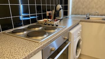 Economy Apartment, 2 Bedrooms | Private kitchen