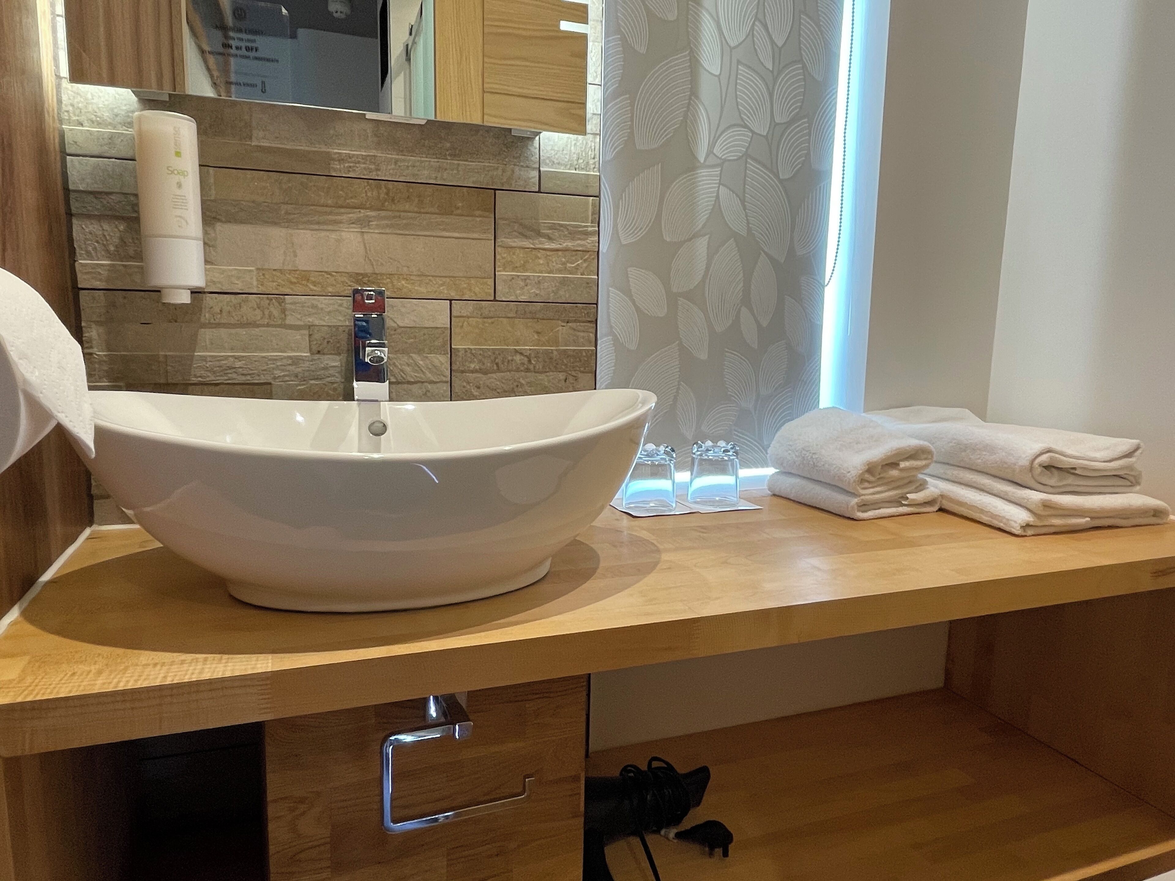 comfort studio, 2 single beds | bathroom | shower, free toiletries, hair dryer, towels