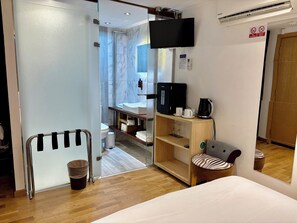 Quarto casal básico, 1 cama de casal | Frigobar, ferros/tábuas de passar roupa, Wi-Fi de cortesia