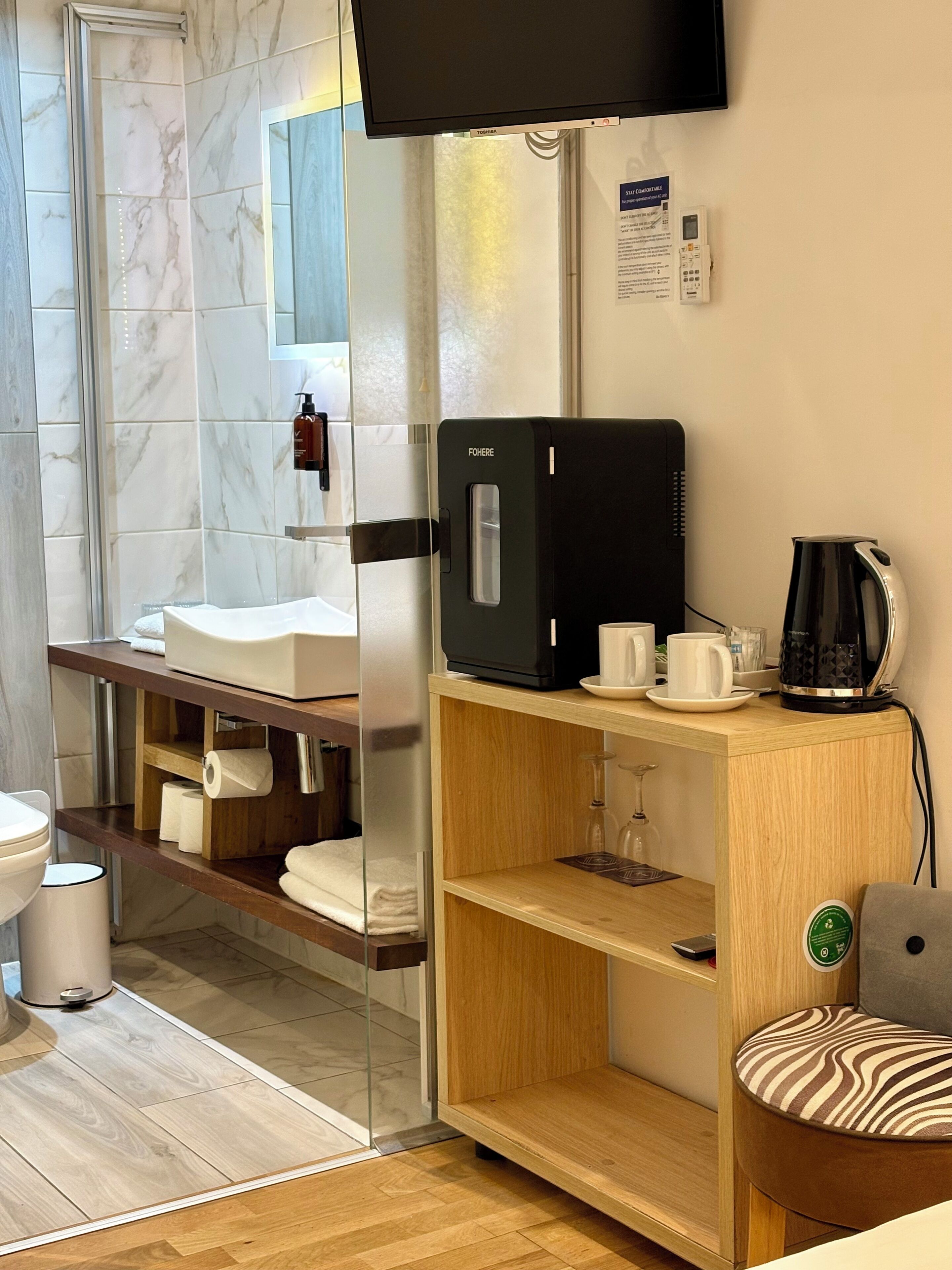 Minibar, iron/ironing board, free WiFi, bed sheets