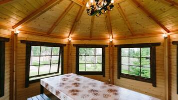 Ferienhaus, 5 Schlafzimmer | Essbereich im Zimmer