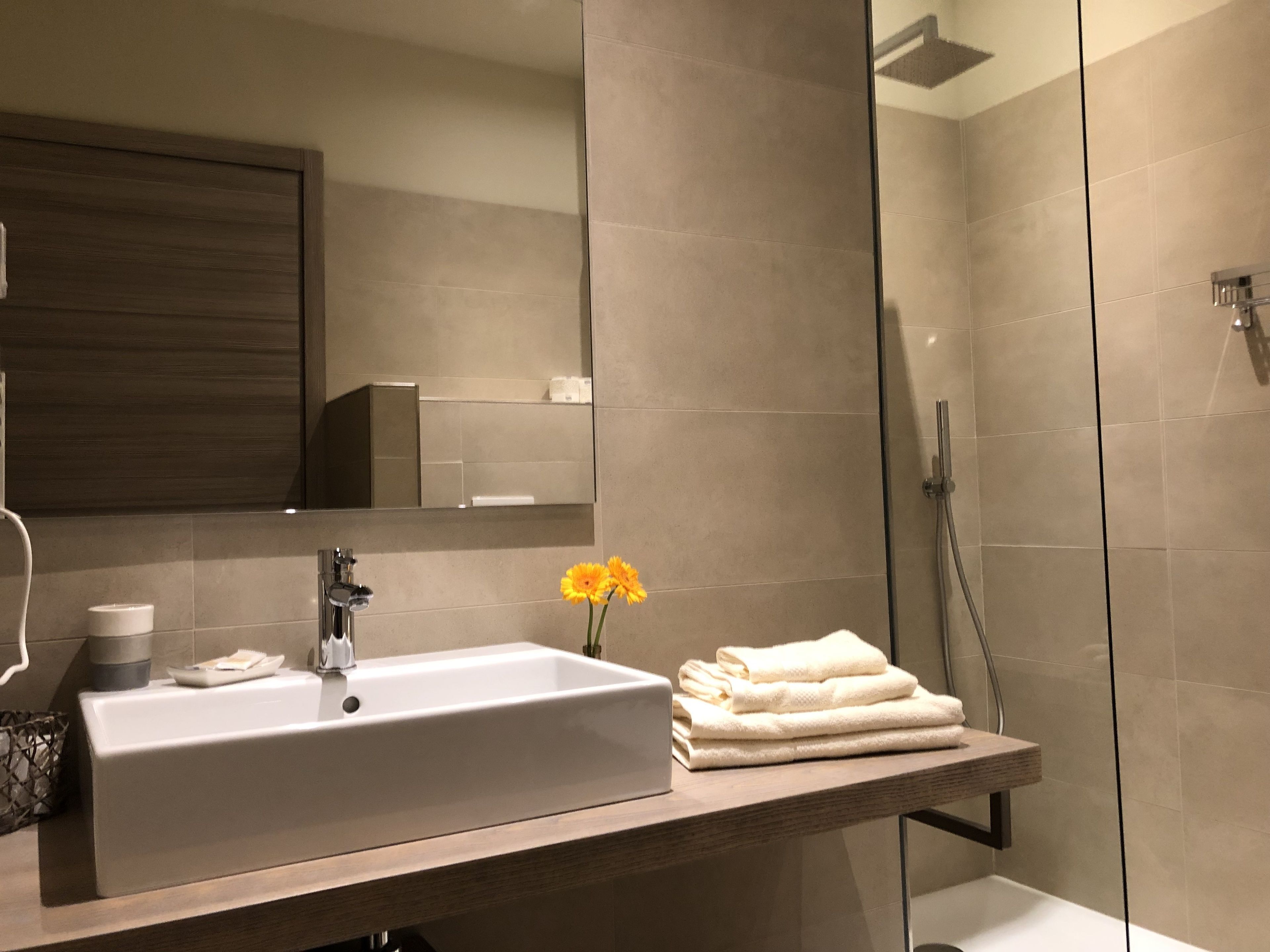 Superior Double Room, 1 Queen Bed | Bathroom | Shower, rainfall showerhead, free toiletries, hair dryer