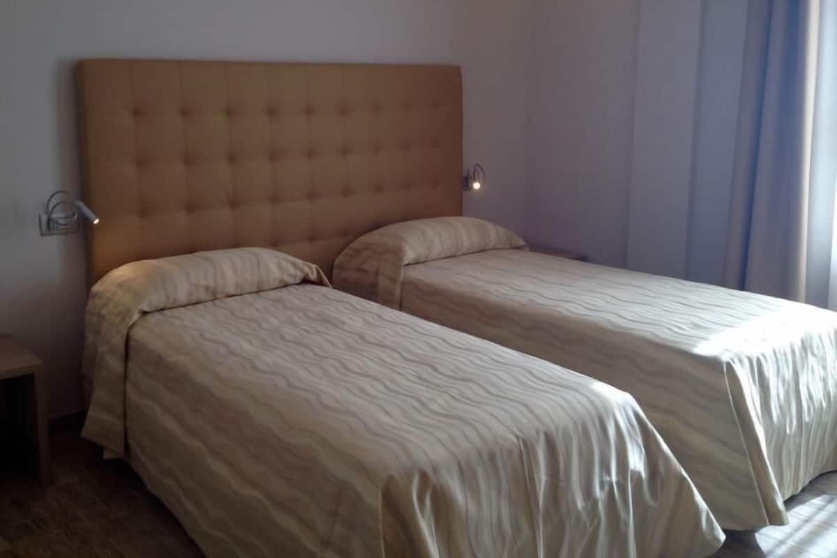 Tomannsrom – standard, 2 enkeltsenger | Minibar, safe på rommet, skrivebord og blendingsgardiner