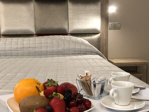Superior Double Room, 1 Katil Ratu (Queen) | Bar mini, peti besi dalam bilik, meja, langsir/tirai gelap terus 