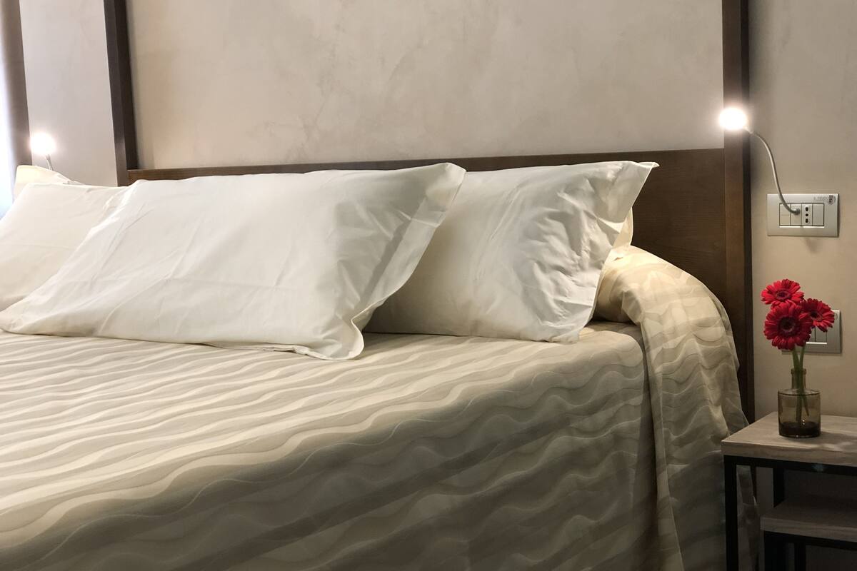 Suite, 1 queensize-seng | Minibar, safe på rommet, skrivebord og blendingsgardiner