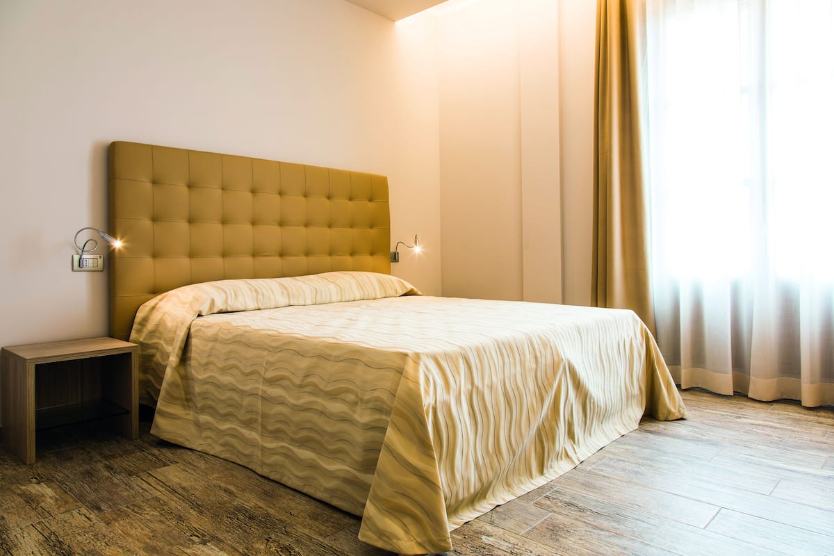Rom – standard | Minibar, safe på rommet, skrivebord og blendingsgardiner