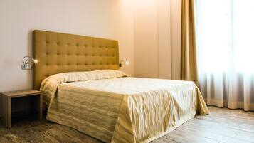 Standard Room | Minibar, in-room safe, desk, blackout drapes