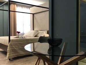 套房, 1 张大床 | 起居区 | 平板电视