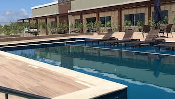 Piscine extérieure, parasols de plage, chaises longues