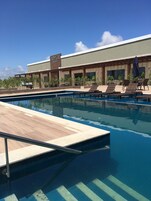 Una piscina al aire libre (de 08:00 a 20:00), sombrillas, tumbonas