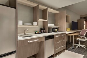 Full-size fridge, microwave, dishwasher, coffee/tea maker - Home2 Suites by Hilton Chicago River North (Chicago)