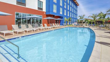 Una piscina al aire libre, una piscina climatizada