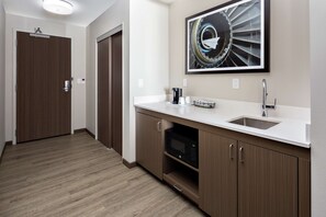 Suite, 1 King Bed | Private kitchen