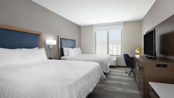 Kamar, 2 Tempat Tidur Queen, lemari es | Meja kerja, tirai kedap cahaya, kedap suara, dan setrika/meja setrika