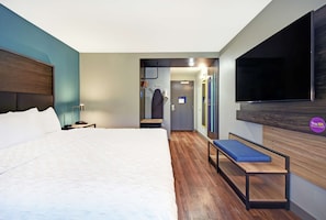 Room, 1 King Bed | Cots/infant beds, free WiFi, bed sheets, wheelchair access - Tru by Hilton Grand Rapids Airport (Grand Rapids)