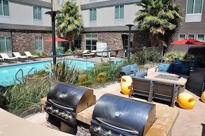 BBQ/picnic area - Home2 Suites by Hilton Temecula (Temecula)
