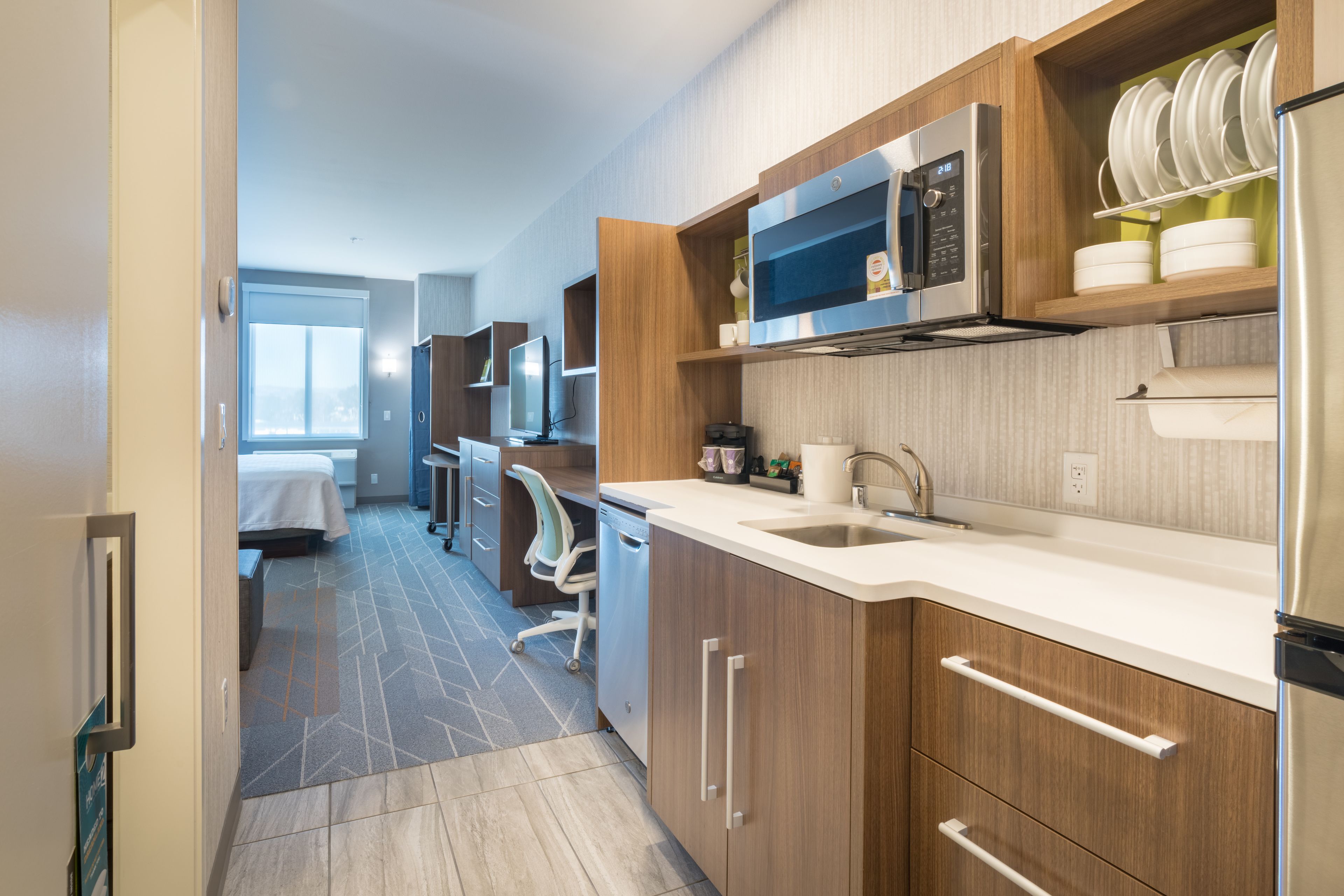 Tủ lạnh, lò vi sóng, máy rửa bát, dụng cụ pha cà phê/trà 