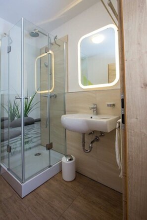Douche, articles de toilette gratuits, sèche-cheveux