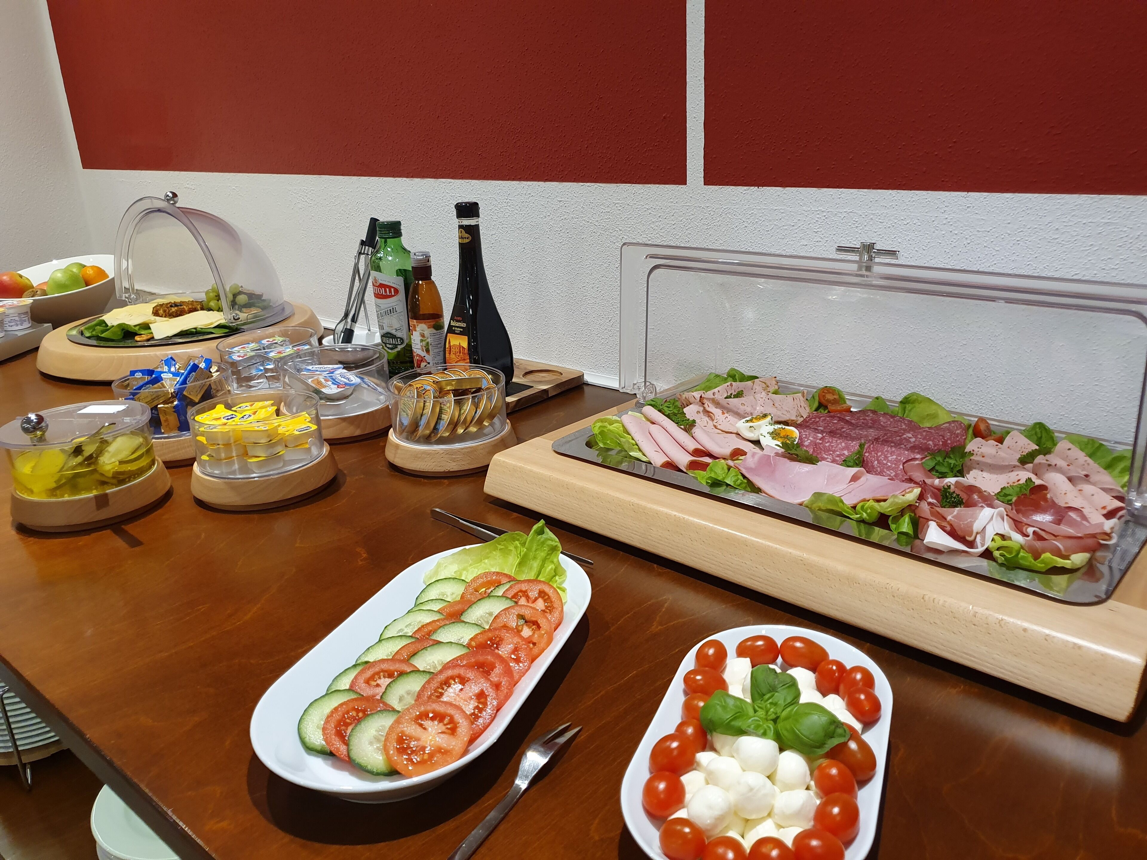 朝食 (ビュッフェ)、毎日提供 (無料)