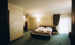 Soundproofing, iron/ironing board, rollaway beds, free WiFi - Rolyada (Tysmenytsia)