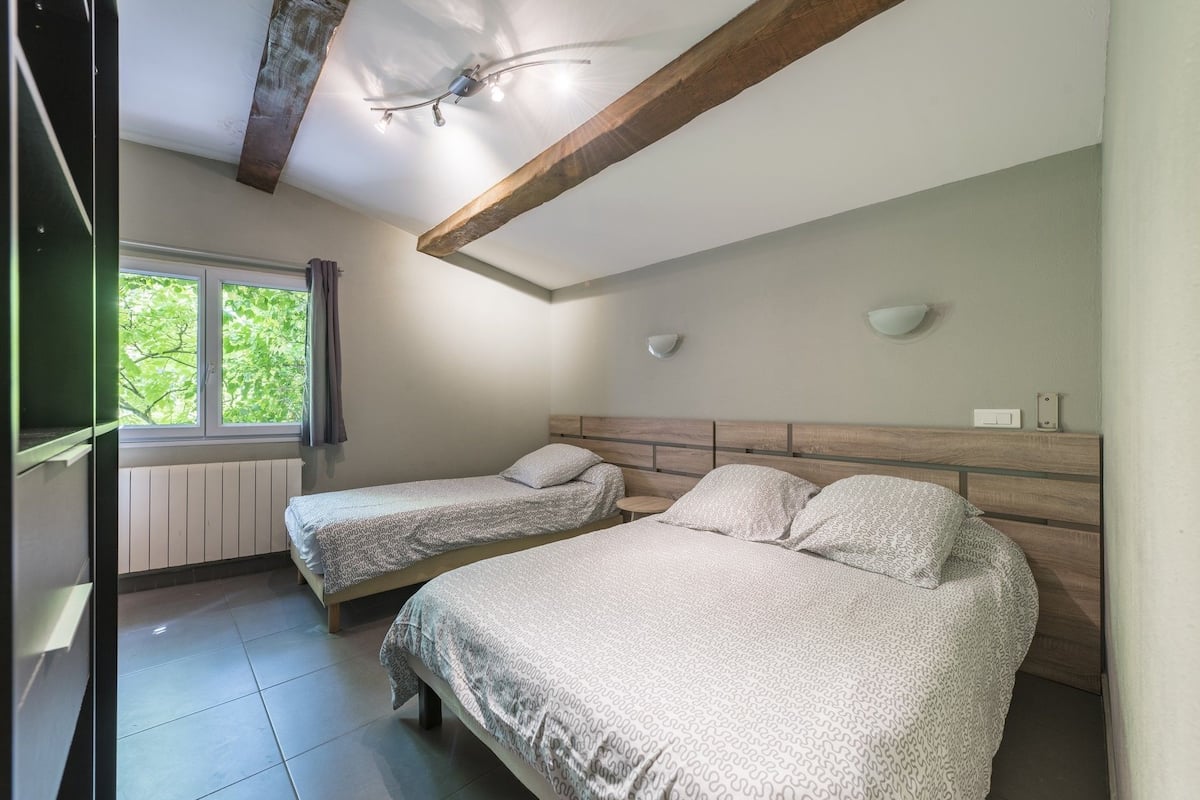 Individueel gedecoreerd, individueel gemeubileerd, een bureau