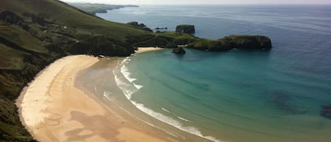 Una playa cerca, arena blanca