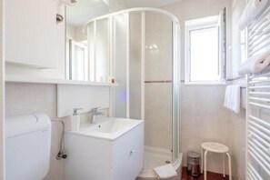 Appartement (Villa Panorama Dubrovnik (A1) - Delux) | Badkamer | Een douche, gratis toiletartikelen, een haardroger, handdoeken