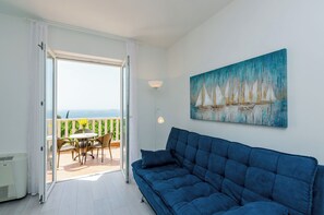 Apartamento (Villa Panorama Dubrovnik (A1) - Delux) | Sala de estar | TV de tela plana 32 polegadas com canais via satélite