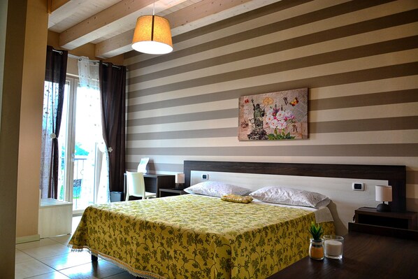 Comfort-Doppel- oder -Zweibettzimmer, barrierefrei, zum Garten hin | Hochwertige Bettwaren, schallisolierte Zimmer, Babybetten